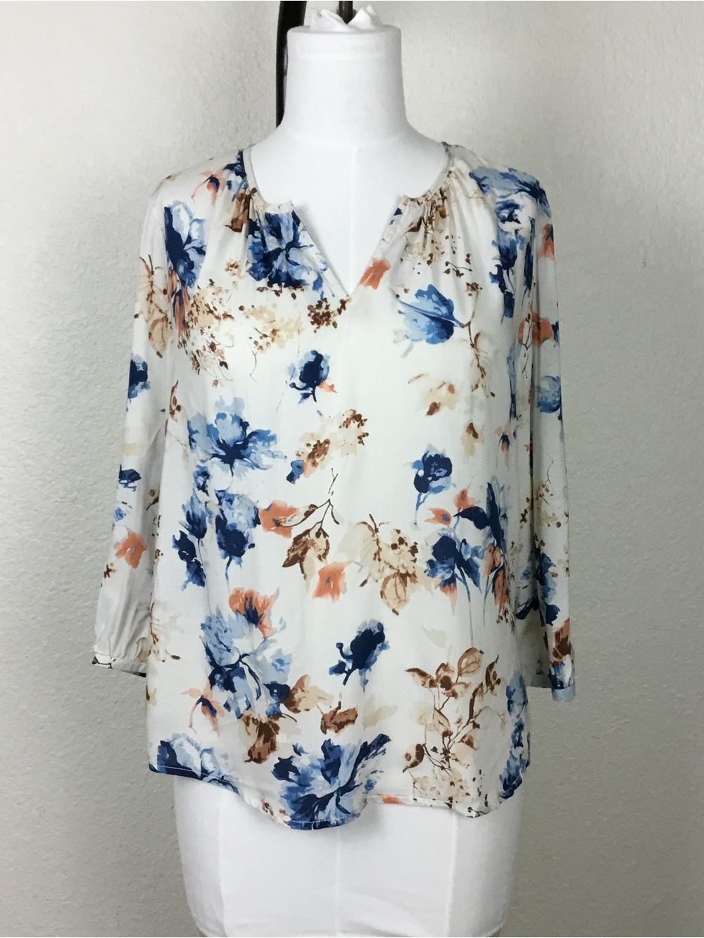 Floral V-Neck Blouse in White and Blue Anne Carson Women's Blouse Size M